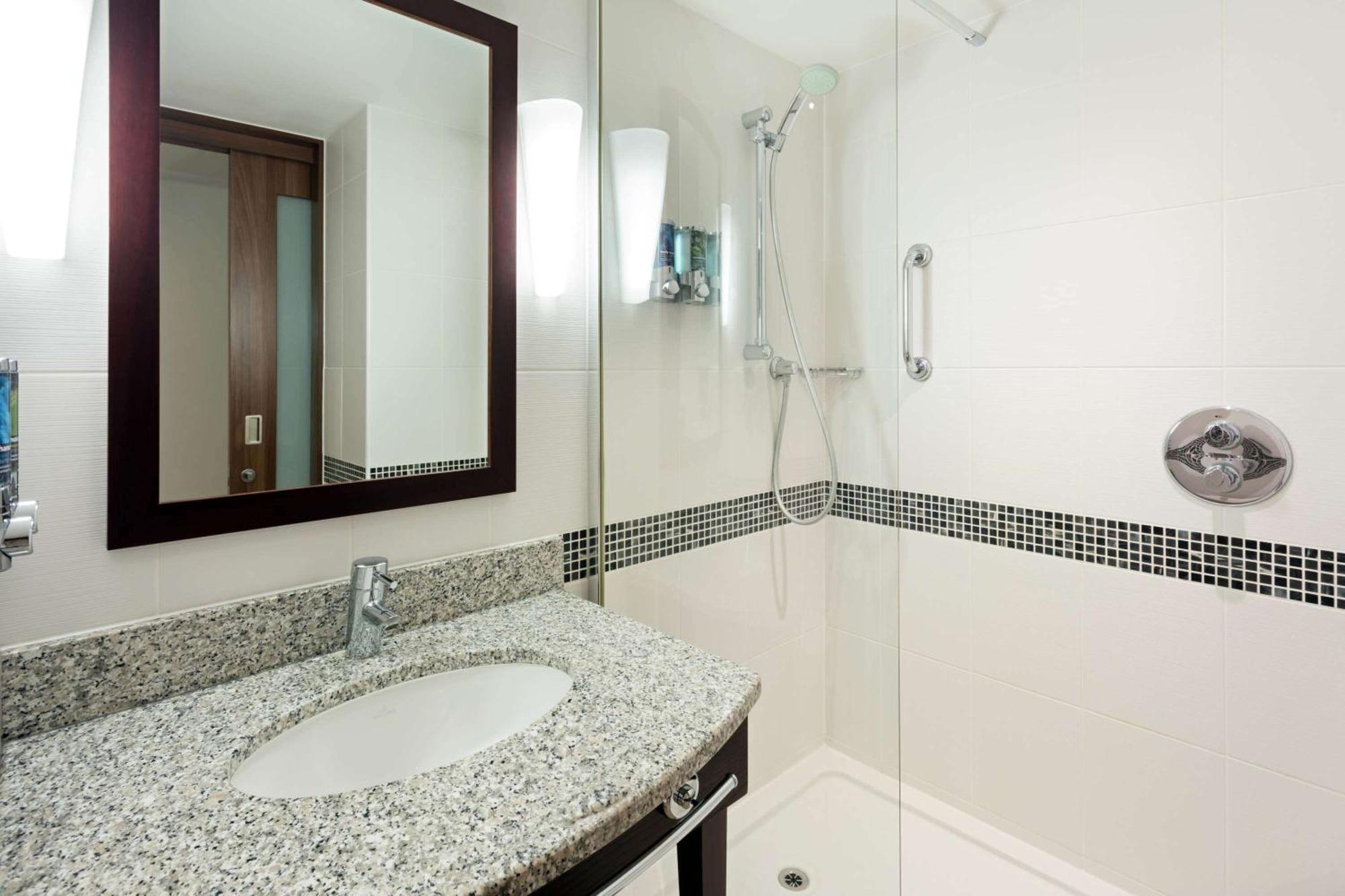 Hampton By Hilton London 4*